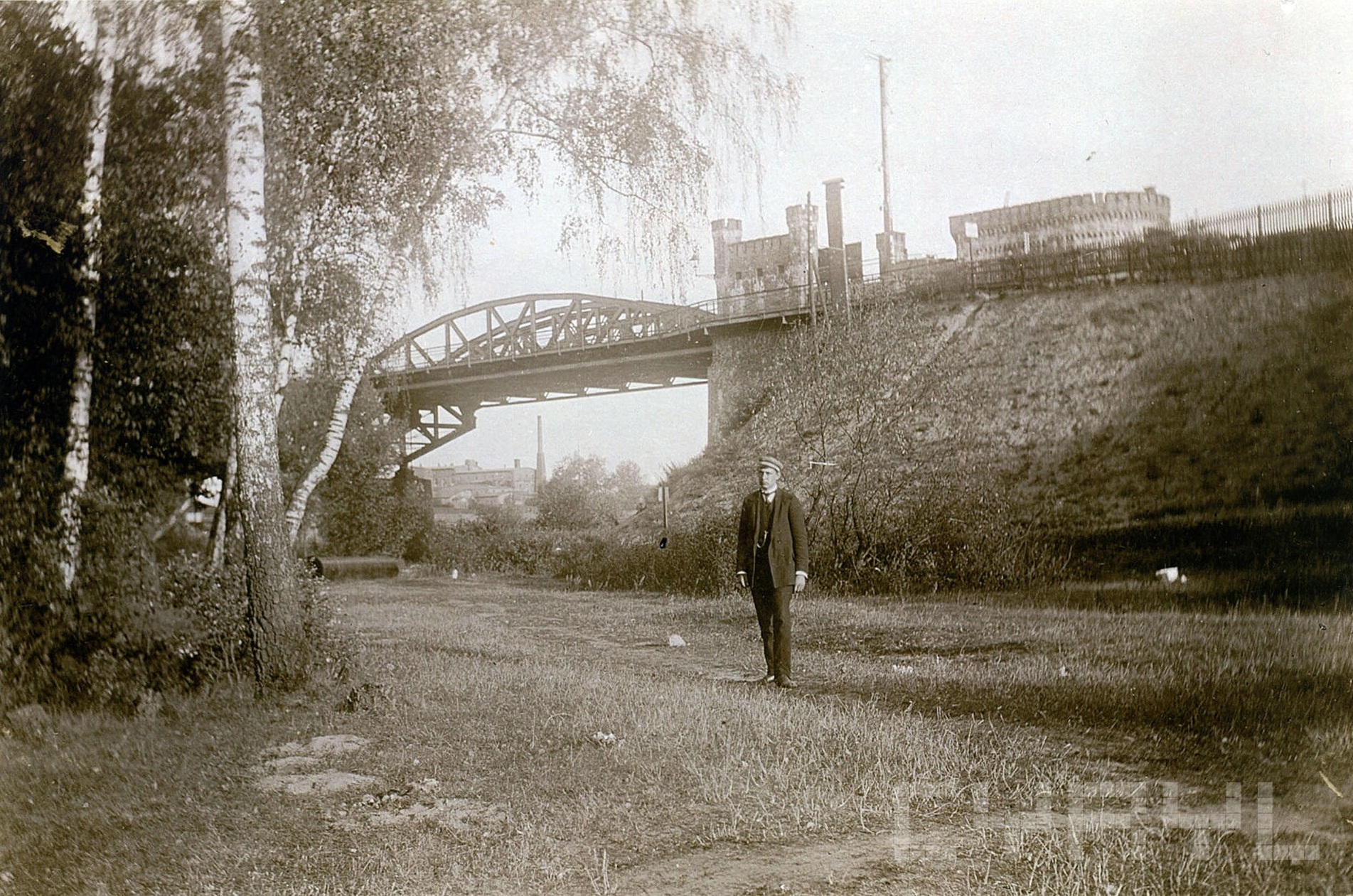 Most kolejowy w Dębinie około 1911 roku, mężczyzna na zdjęciu to prawdopodobnie siostrzeniec kasztelana zamku cesarskiego Latzela Hans Wollmann